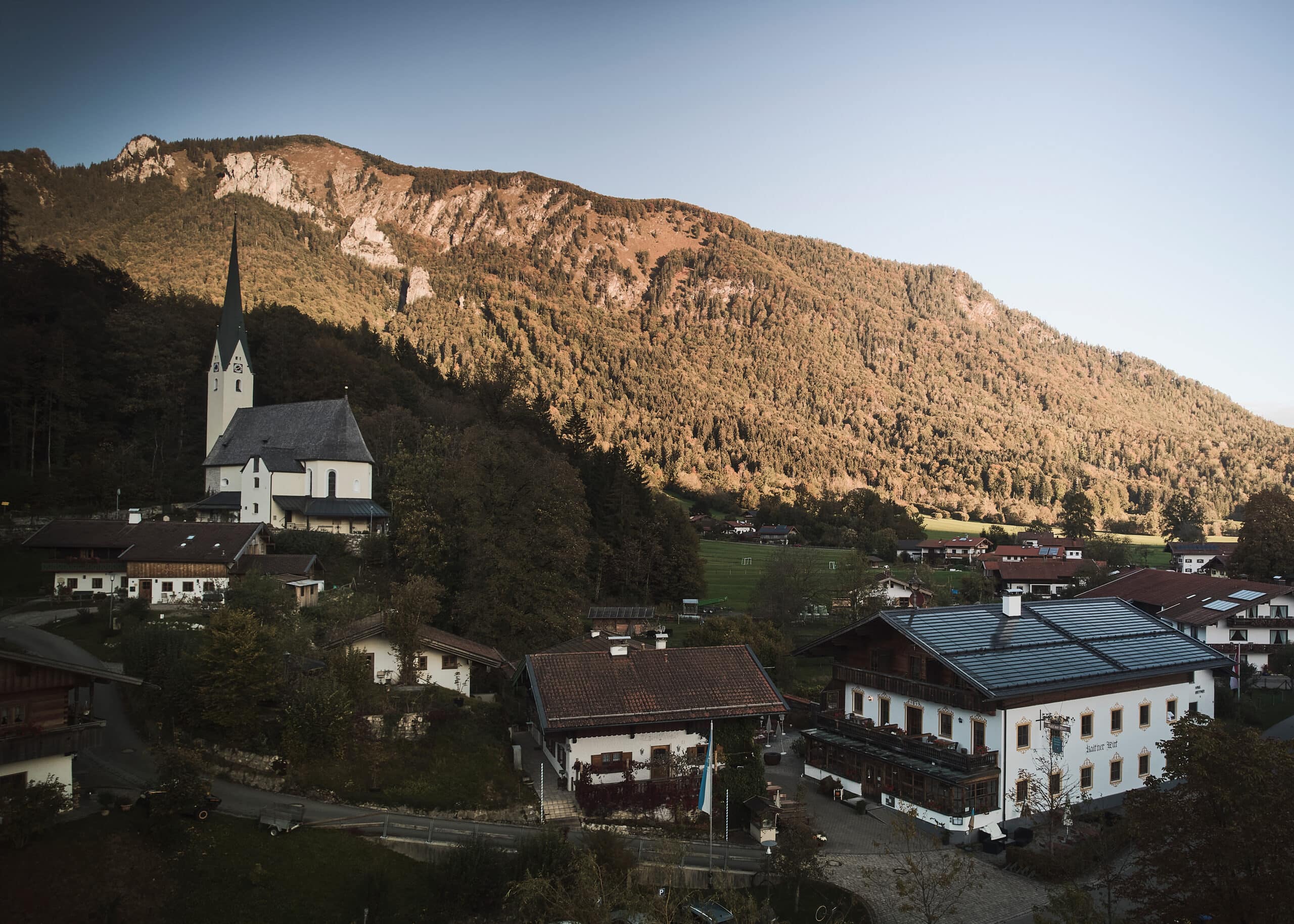 Ein traditionelles Hotel im Chiemgau inmitten schöner Natur.