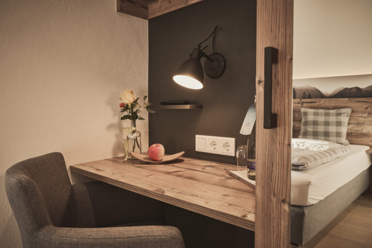 Doppelzimmer mit Schreibtisch in kleinem Hotel am Chiemsee