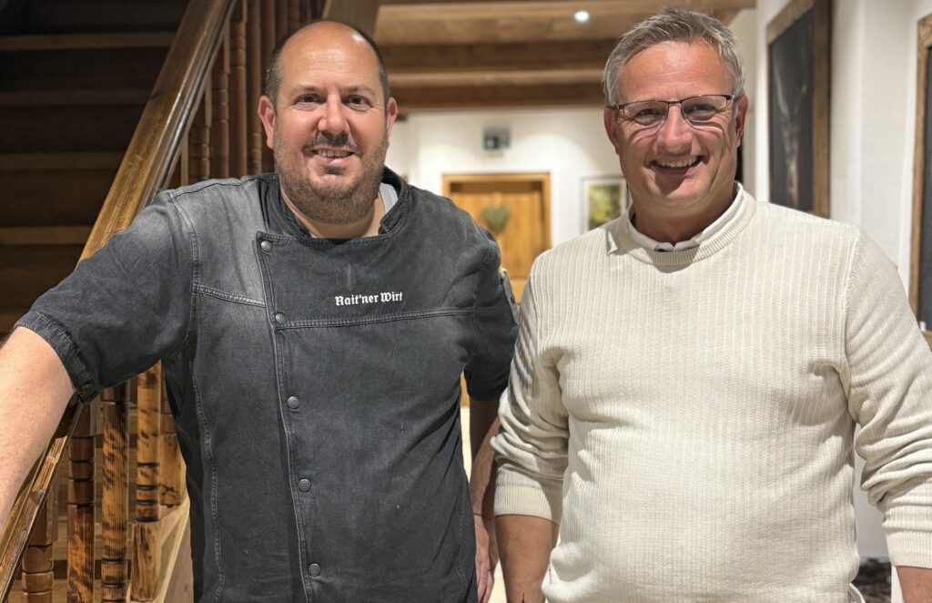 Inhaber Martin Heindl mit Stammgast Kurt Schergen im Raitner Wirt.
