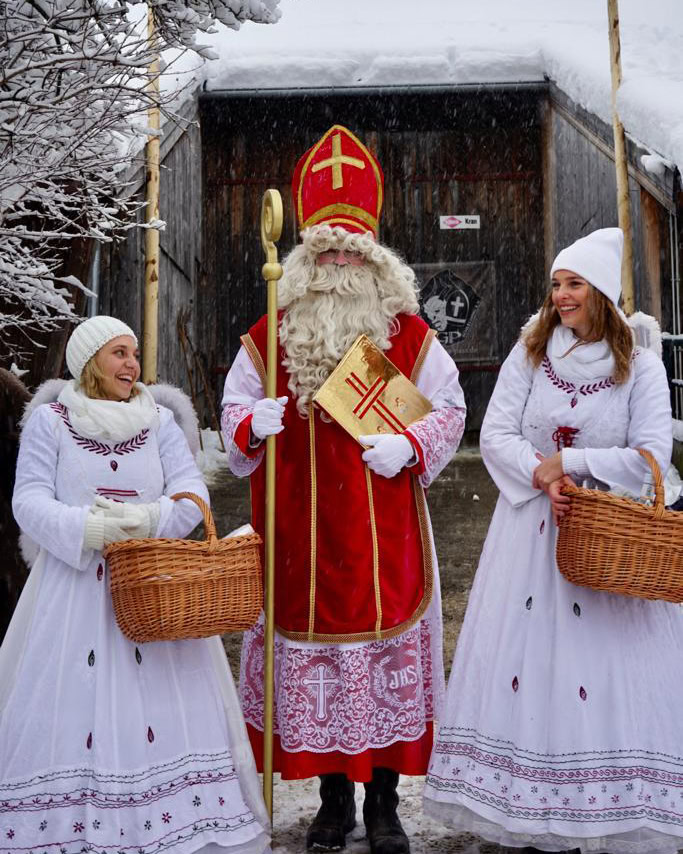 Betriebsfeier in den Alpen mit Besuch vom Nikolaus und seinen Engeln