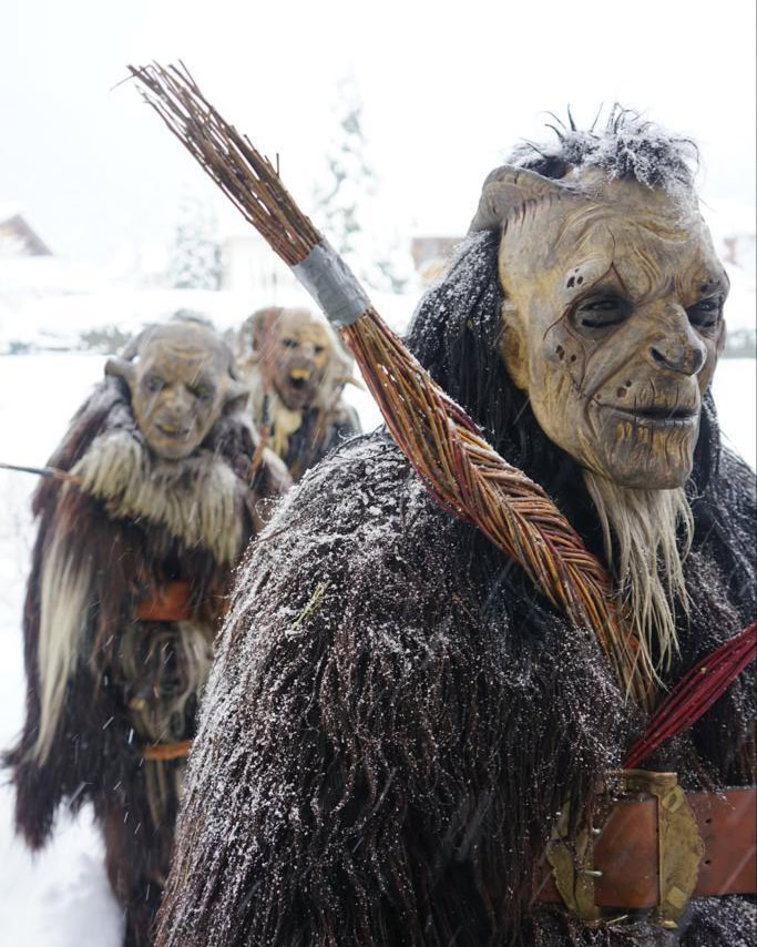 Firmenevent in den Bergen mit traditionellem Krampuslauf
