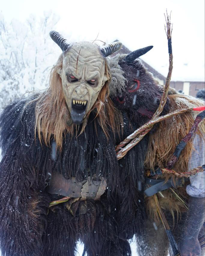 Traditioneller Krampuslauf in Raiten im Achental