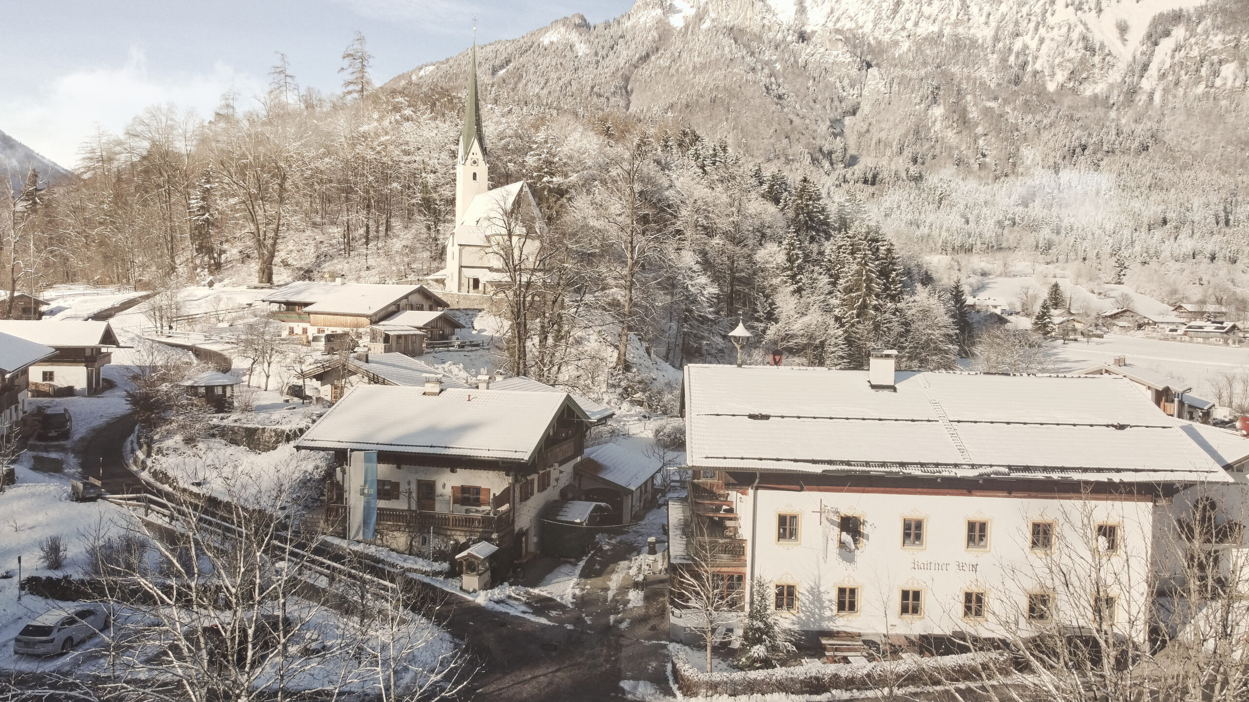 Das Gasthaus Raitner Wirt in einer sonnigen Winterstimmung.