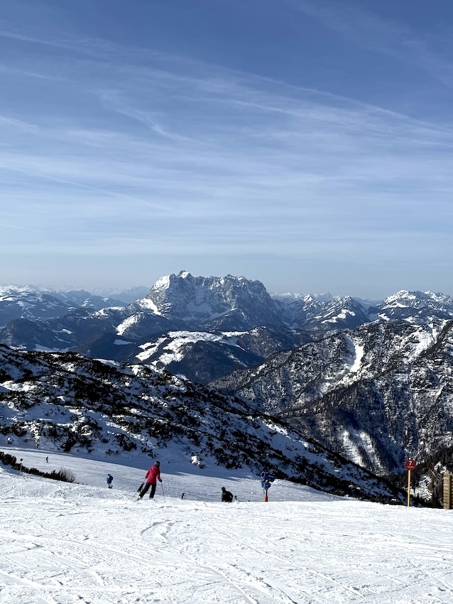 Sanfte Hänge und traditionelle Almen im Skigebiet Winkelmoosalm bei winterlichen Bedingungen.
