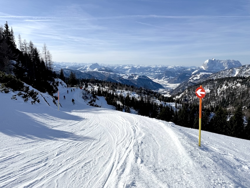 Weite Abfahrten und markantes Bergpanorama im Steinplatte Skigebiet bei klarer Wintersicht.