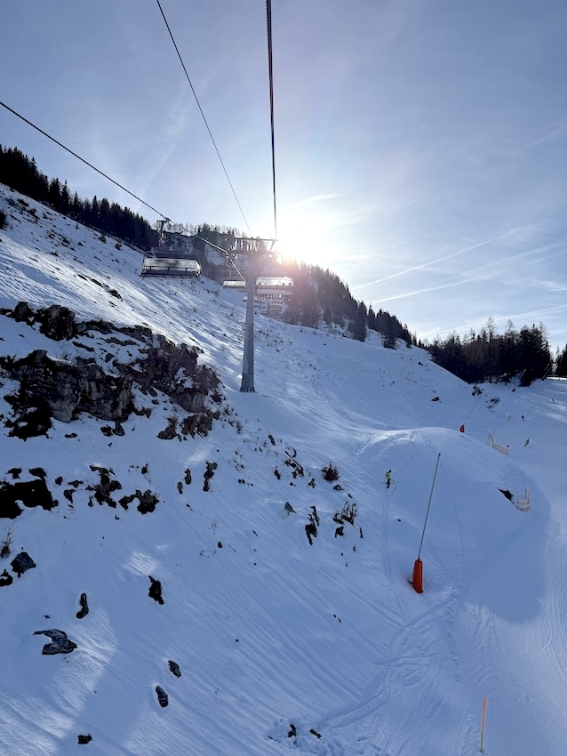 Winterwandern im Chiemgau macht im Tal und auf dem Berg viel Freude – im Lift geht's nach oben.