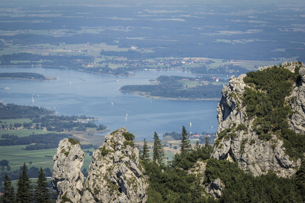 Weiter Ausblick über den Chiemsee vom Berg aus