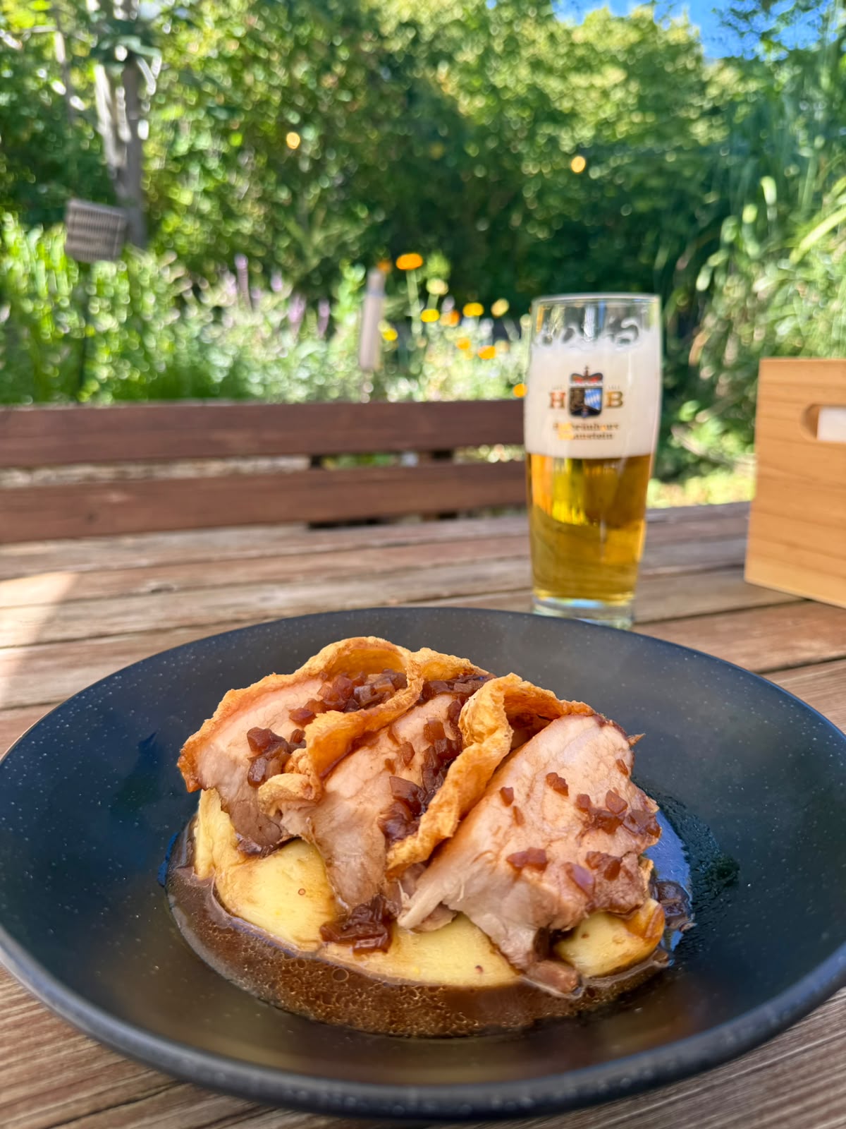 Schweinebauch im Biergarten